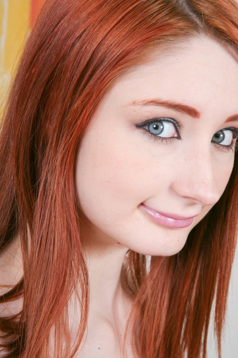 15P Une rousse naturelle avec une chatte sur piste d'atterrissage suce une grosse bite avec facilité