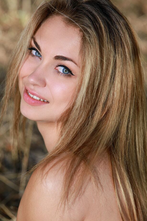 18P Sexy Teen Tiara legt Sonnenbrille und Kleidung ab, um nackt vor Tannenbäumen zu posieren