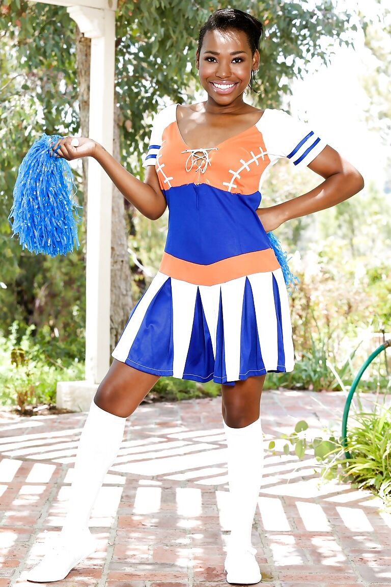 15P Ebony girl Ashton Devine levanta a saia da líder de torcida para mostrar a vulva nua no pátio