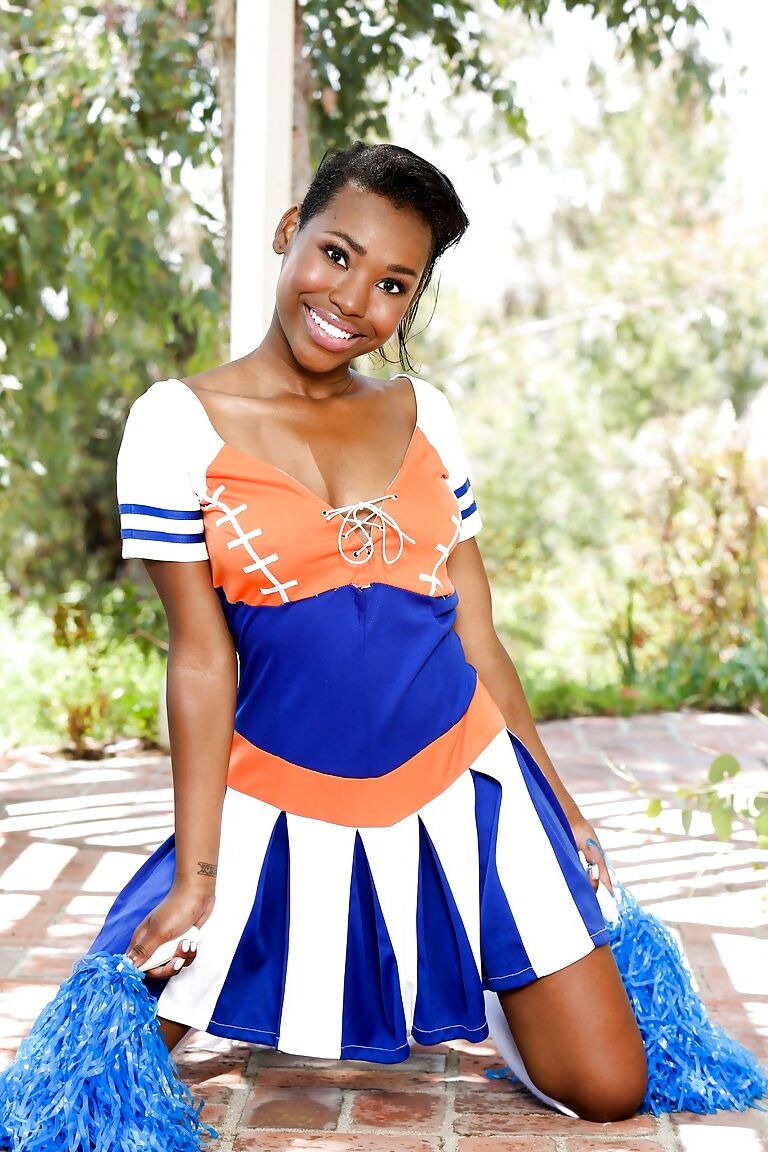 15P Ebony girl Ashton Devine levanta a saia da líder de torcida para mostrar a vulva nua no pátio