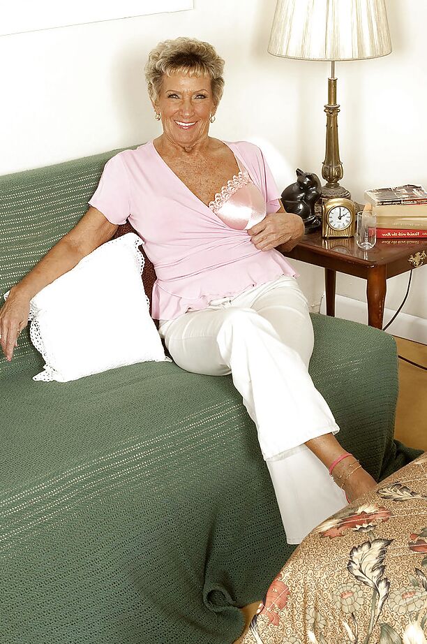 16P Vovó peituda Sandra Ann tirando a lingerie e posando nua
