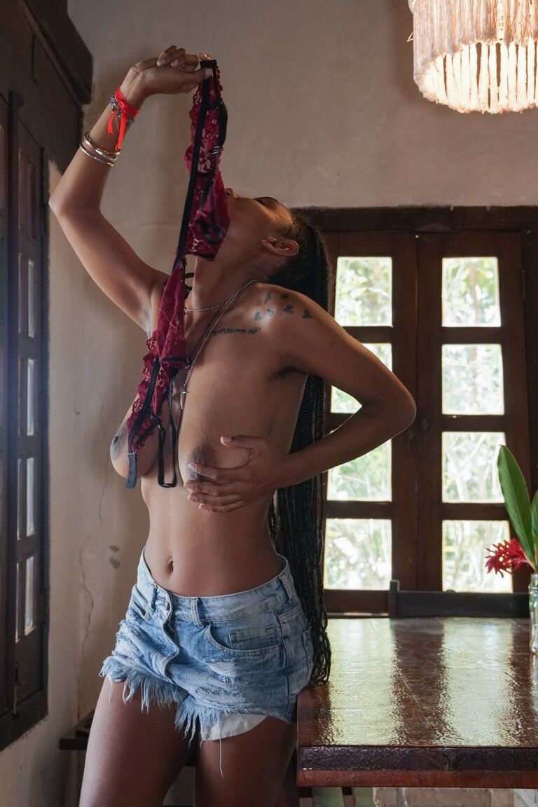 21P A exótica senhora Sofia Cuty mostra seus seios grandes e exibe sua boceta peluda