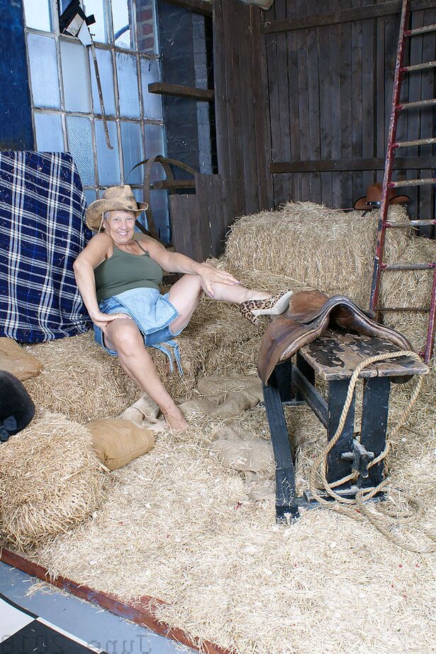 20P La vieille femme Savana monte en selle dans la salle d'alimentation avant de dévoiler ses gros seins