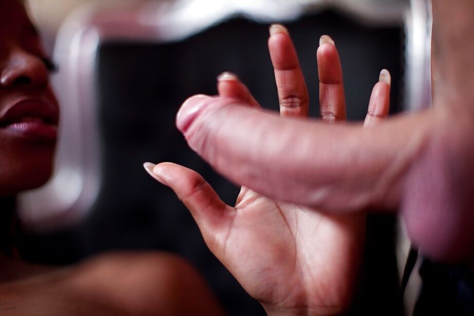 16P Une MILF en ébène en chaleur souffle et baise une grosse trique blanche et palpitante