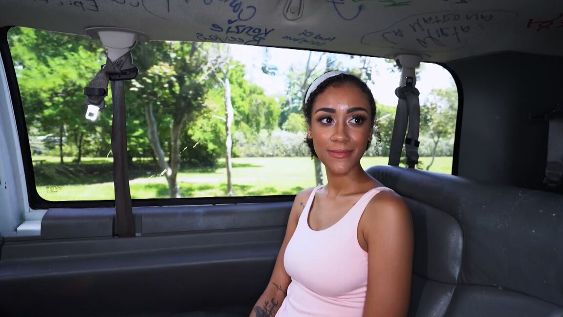 21P Ebenholz mit großen Titten Ariana Aimes zieht ihren Rock hoch