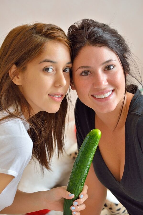 15P Joven pelirroja con tetas turgentes jugando con el coño con un pepino en la cocina