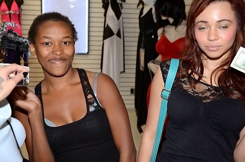 16P Chicas Chippy mostrando sus partes privadas por algo de dinero extra