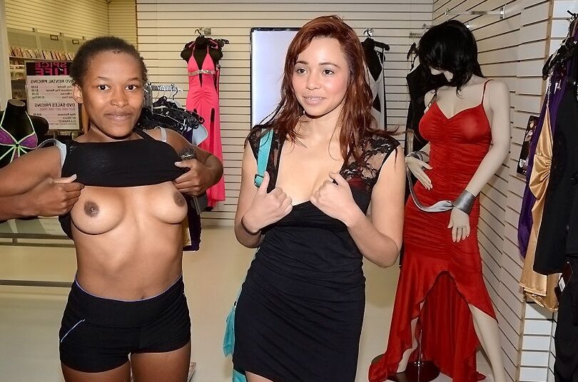 16P Chicas Chippy mostrando sus partes privadas por algo de dinero extra