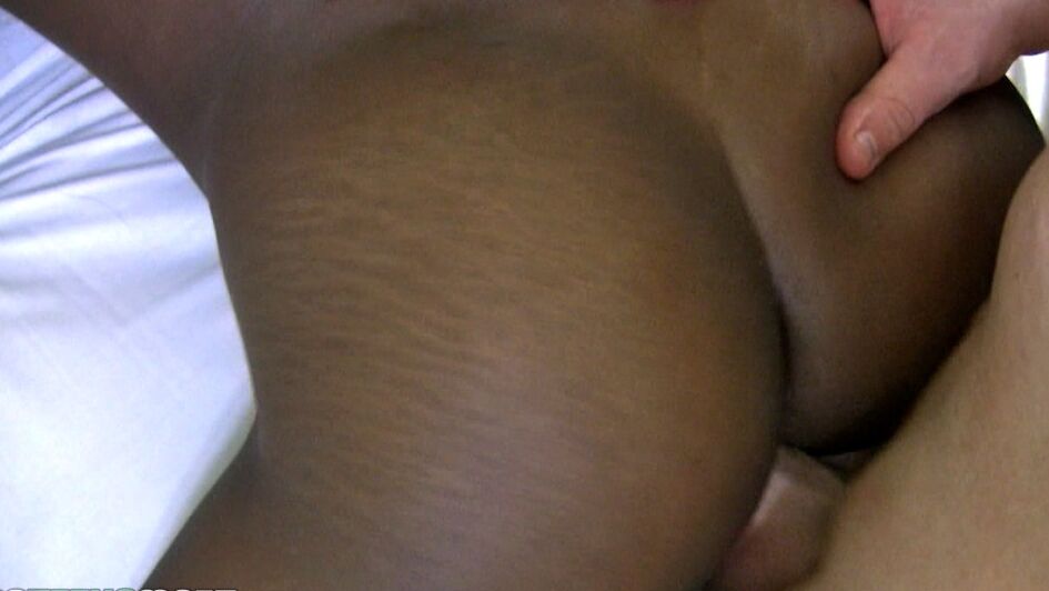 Die 19P Ebony Jayden Rose lässt sich die Muschi ficken, nachdem sie sie mit einem Spielzeug nass gemacht hat