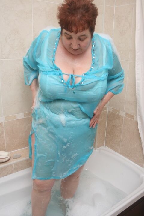 20P La rousse nan Kinky Carol montre son gros cul et sa chatte dans une baignoire
