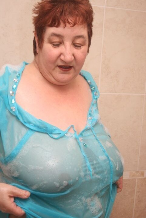 20P La rousse nan Kinky Carol montre son gros cul et sa chatte dans une baignoire