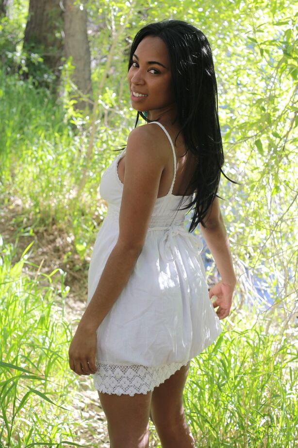 16P La bella negra Tahela se quita el vestido para modelar desnuda en el bosque