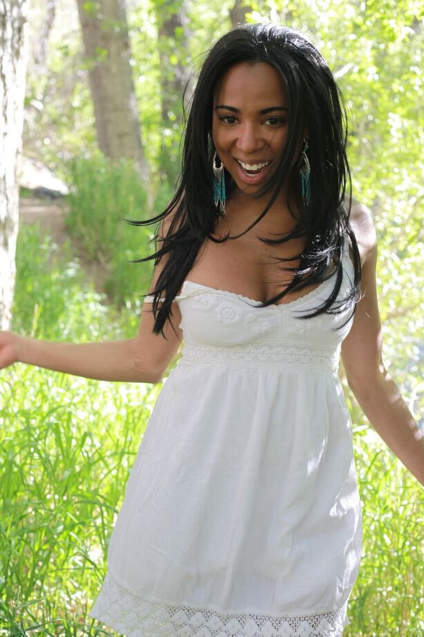 16P La bella negra Tahela se quita el vestido para modelar desnuda en el bosque