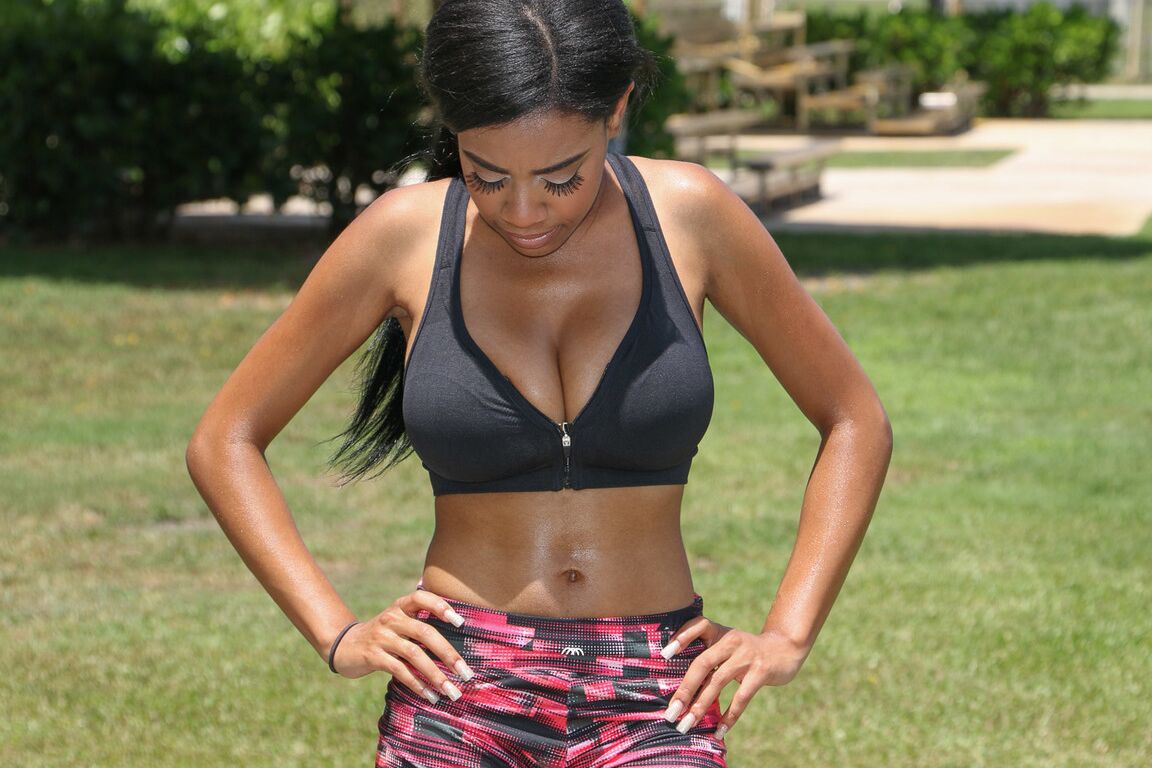 18P Ebony adolescente com seios naturais Brittany White fodida pelo treinador branco Peter Green