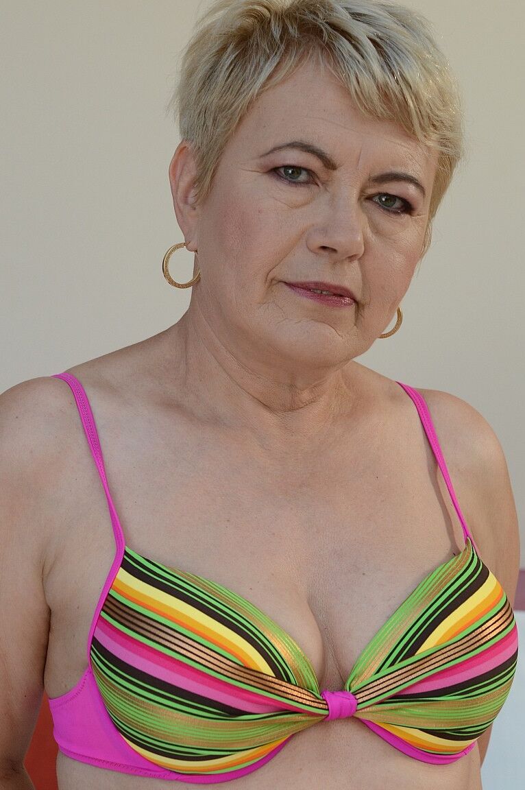 16P Vovó loira em lingerie colorida Ursula Grande dedilhando sua vulva