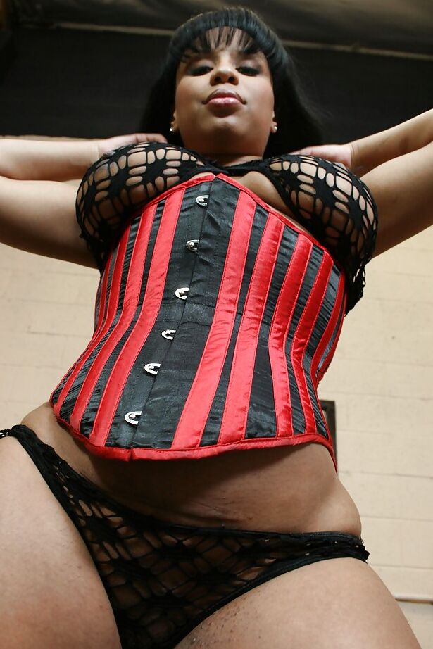 16P MILF ébène avec un gros cul Mia Bangg montrant son énorme cul