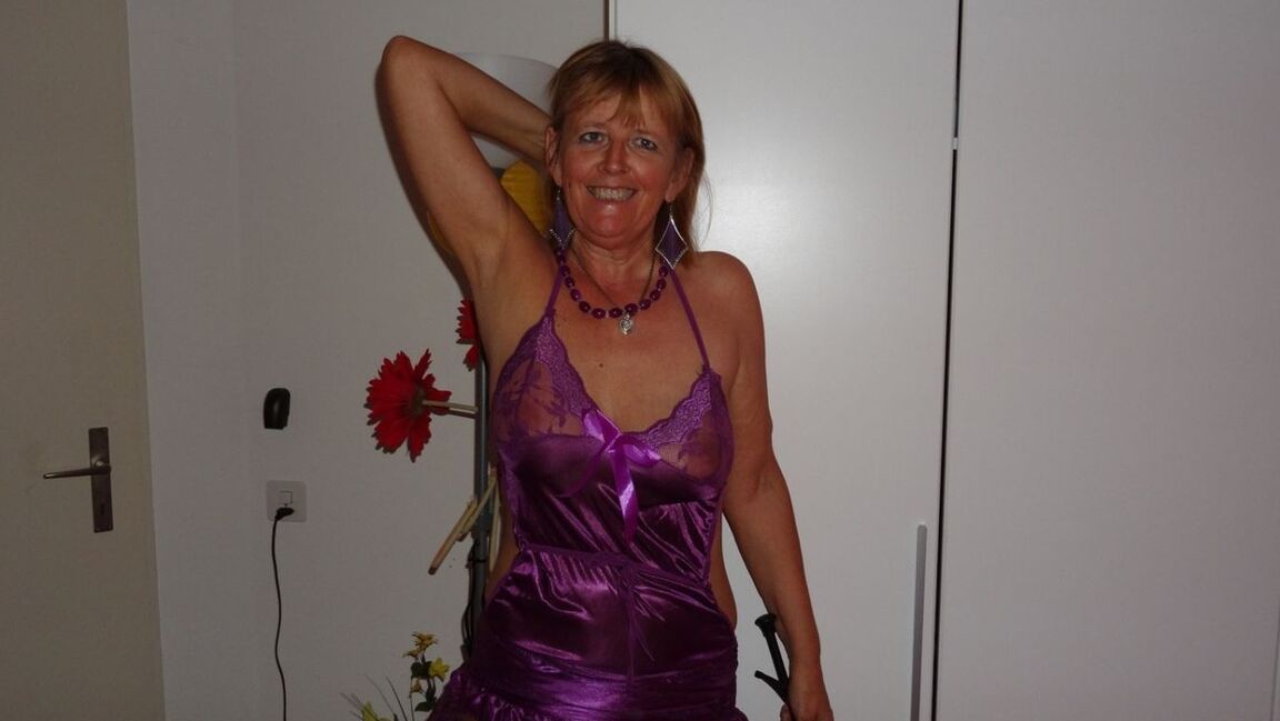 20P La sexy nan Abby Roberts enlève sa lingerie en satin et ses talons aiguilles pour se mettre nue