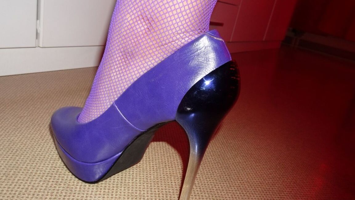 20P La sexy nan Abby Roberts enlève sa lingerie en satin et ses talons aiguilles pour se mettre nue