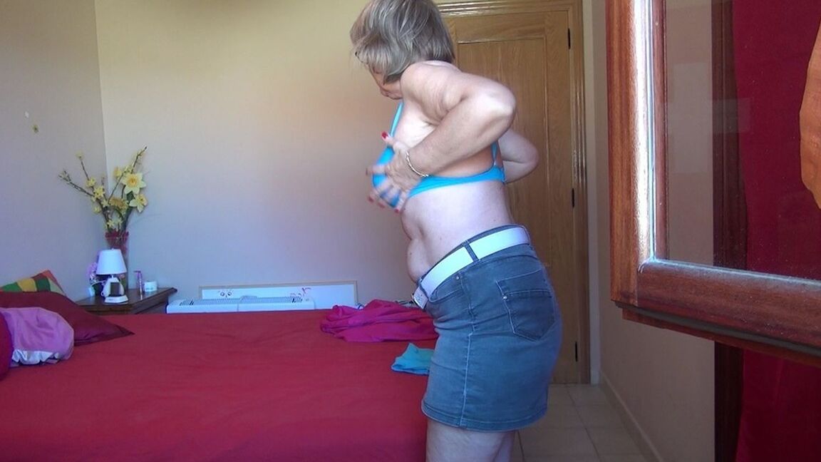 20P La sexy nan Abby Roberts enlève sa lingerie en satin et ses talons aiguilles pour se mettre nue