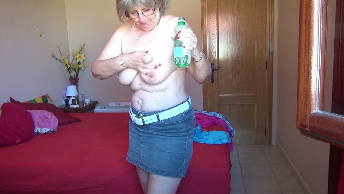20P La sexy nan Abby Roberts enlève sa lingerie en satin et ses talons aiguilles pour se mettre nue