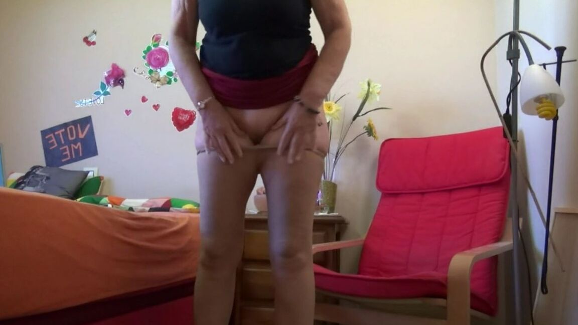 20P La sexy nan Abby Roberts enlève sa lingerie en satin et ses talons aiguilles pour se mettre nue