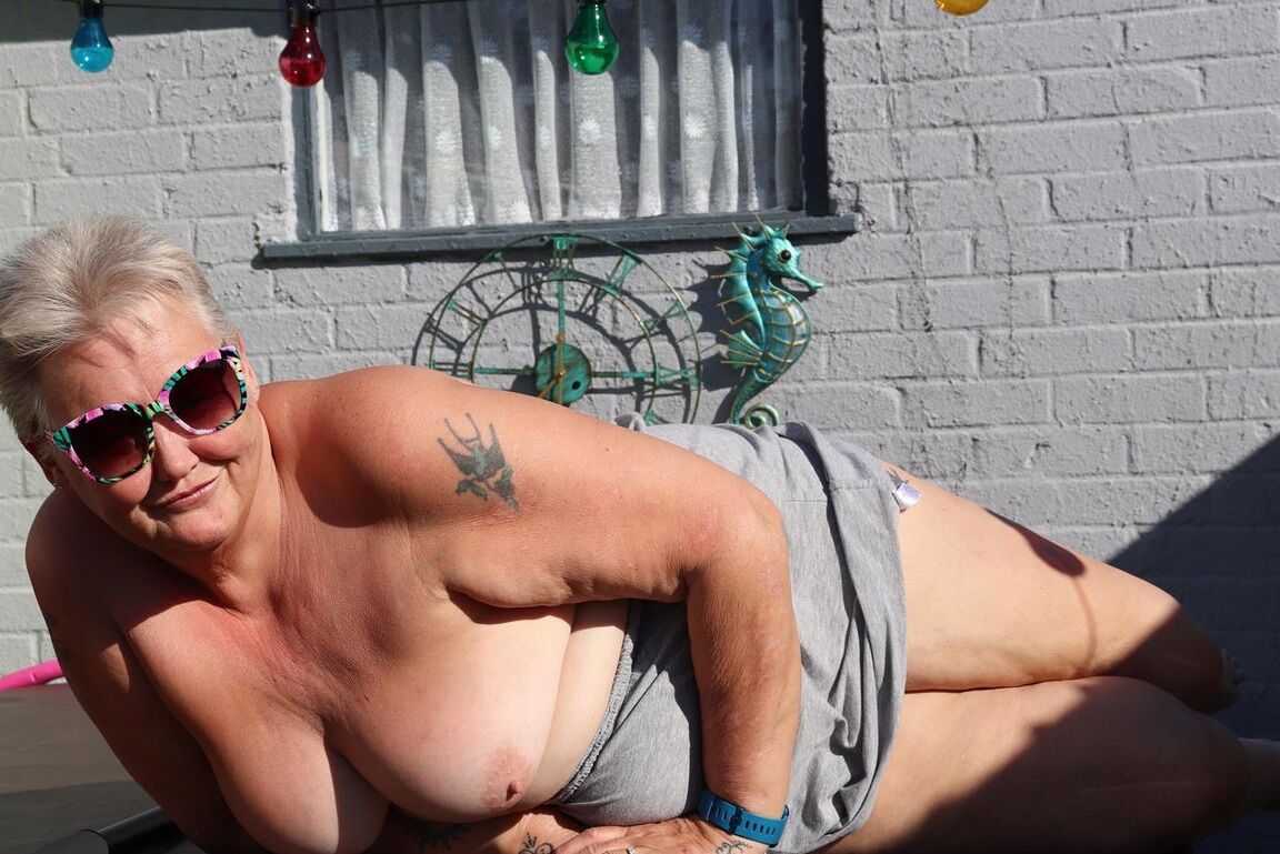 20P La gorda Valgasmic Exposed juega con sus tetas en el patio trasero descalza