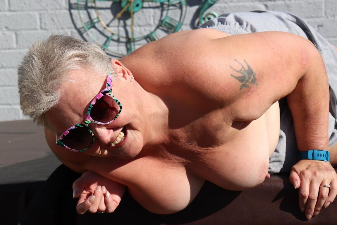 20P La gorda Valgasmic Exposed juega con sus tetas en el patio trasero descalza