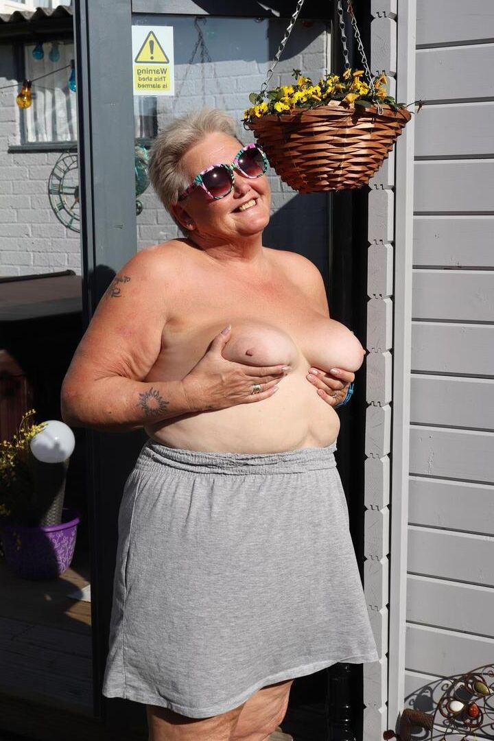 20P La gorda Valgasmic Exposed juega con sus tetas en el patio trasero descalza