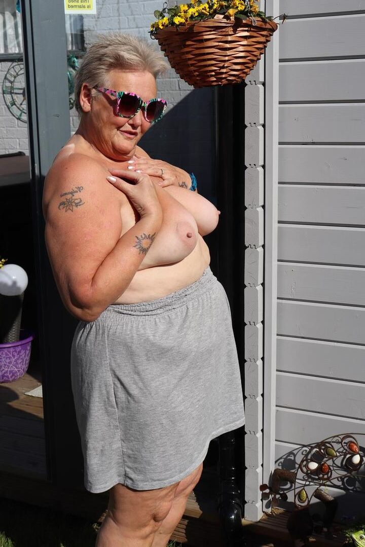 20P La gorda Valgasmic Exposed juega con sus tetas en el patio trasero descalza