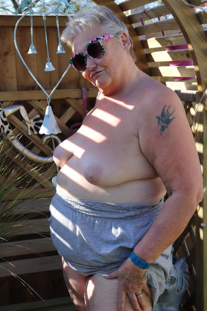 20P La gorda Valgasmic Exposed juega con sus tetas en el patio trasero descalza