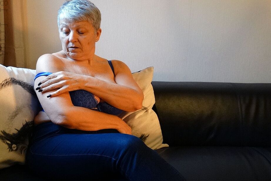 Die 20P britische Großmutter Savana streichelt und drückt ihre schlaffen Hooters