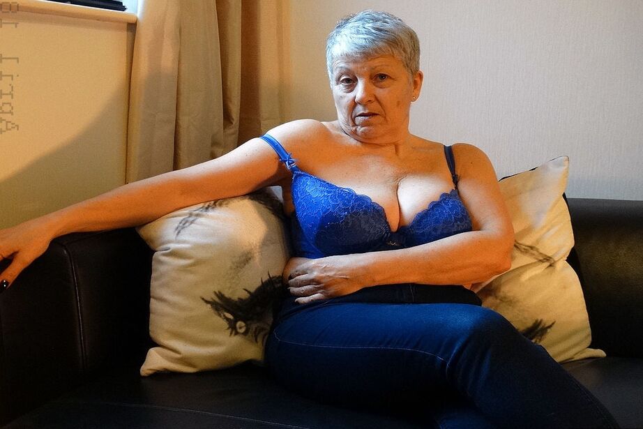 Die 20P britische Großmutter Savana streichelt und drückt ihre schlaffen Hooters