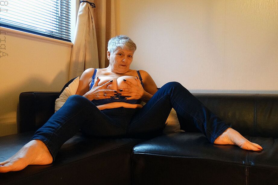 Die 20P britische Großmutter Savana streichelt und drückt ihre schlaffen Hooters