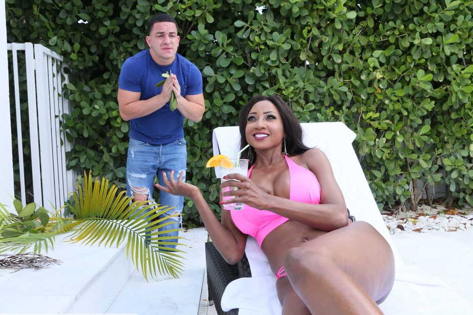 16P Ebony MILF Diamond Jackson favorece um cara branco com um excelente passeio de pau