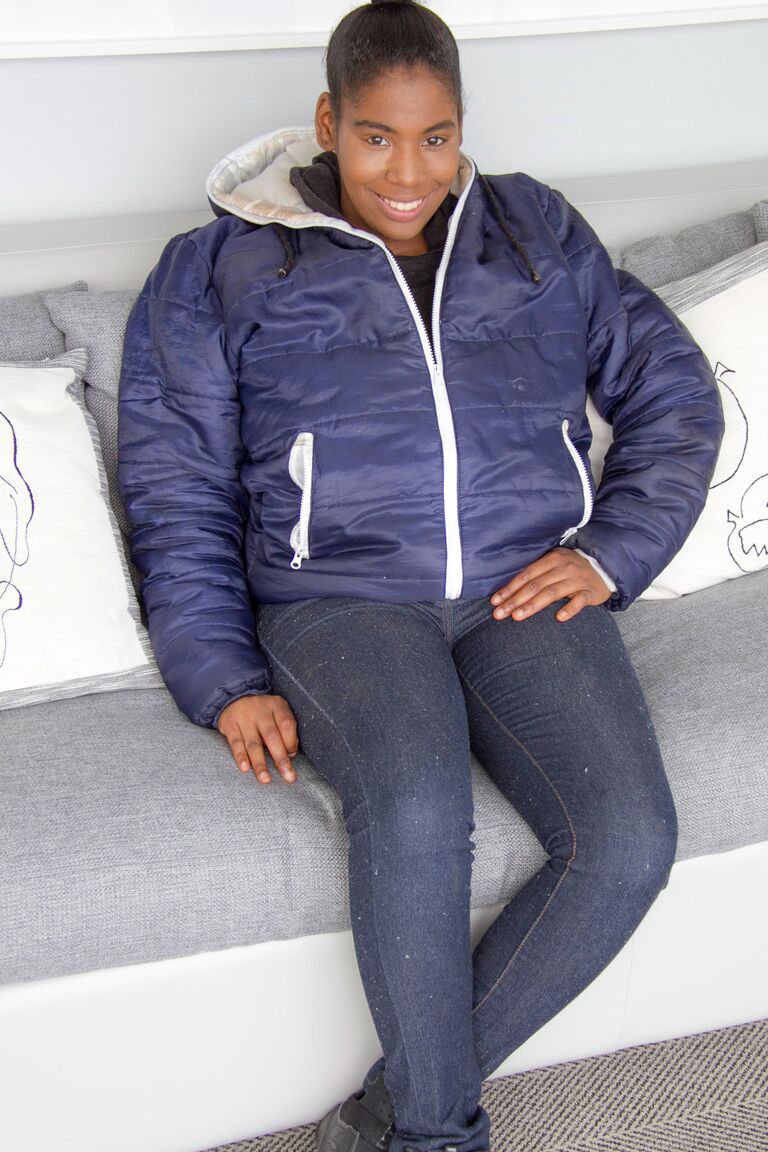 16P Bombasse ébène souriante enlève sa chemise pour afficher ses énormes gros seins