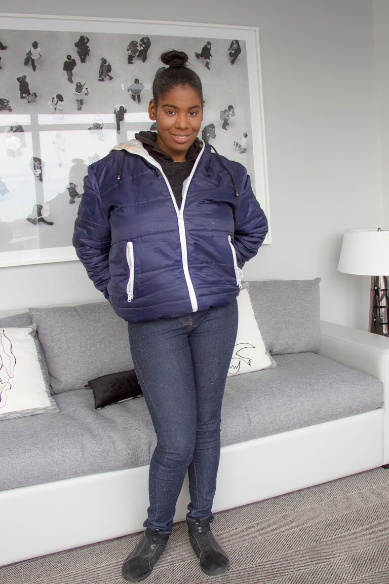 16P Bombasse ébène souriante enlève sa chemise pour afficher ses énormes gros seins