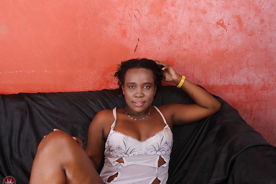 Torie Taylor, amatrice africaine 16P, enlève sa lingerie blanche pour montrer sa chatte.