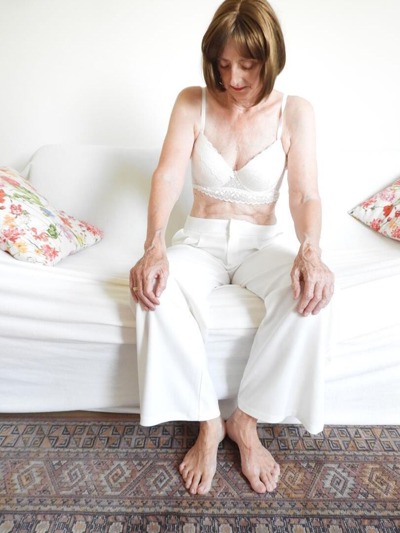 20P Barfüßige Oma Kat Kitty zieht sich bei Solo-Action völlig nackt aus