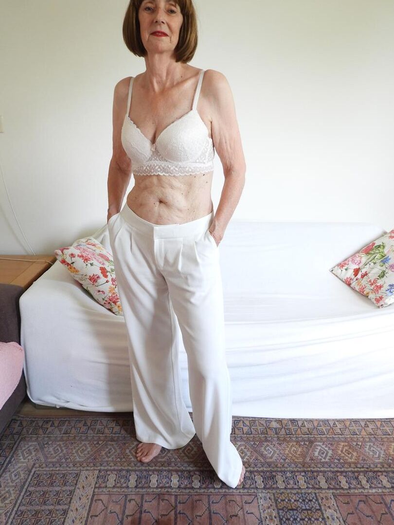 20P Barfüßige Oma Kat Kitty zieht sich bei Solo-Action völlig nackt aus