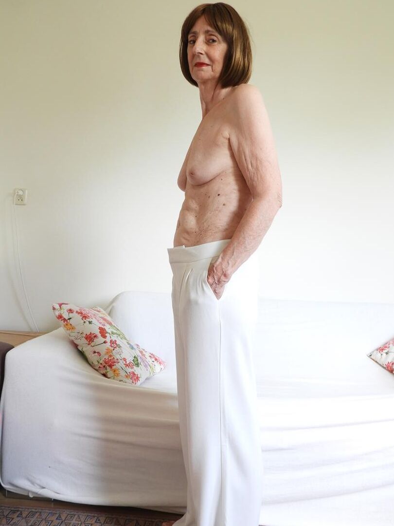 20P Barfüßige Oma Kat Kitty zieht sich bei Solo-Action völlig nackt aus