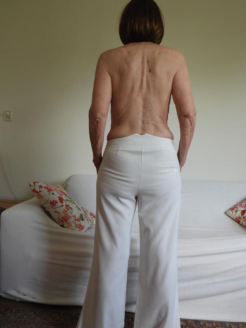 20P Barfüßige Oma Kat Kitty zieht sich bei Solo-Action völlig nackt aus