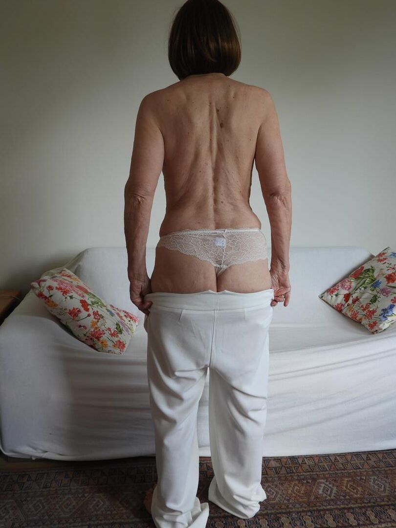20P Barfüßige Oma Kat Kitty zieht sich bei Solo-Action völlig nackt aus