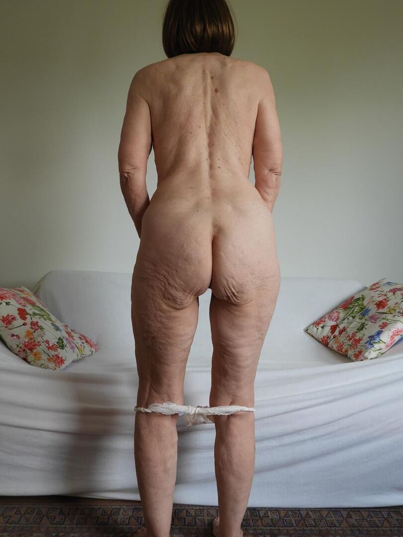 20P Barfüßige Oma Kat Kitty zieht sich bei Solo-Action völlig nackt aus