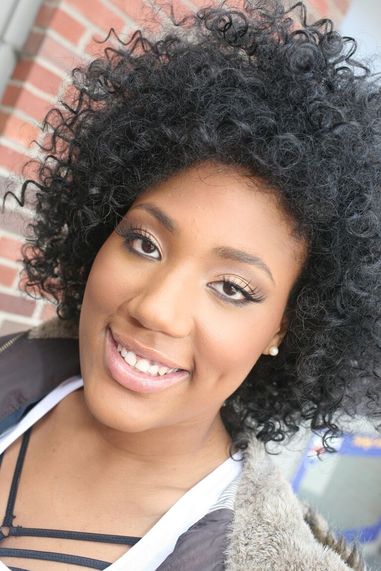 20P La chica negra con pelo largo Daquiri Divine chupa una galleta a través de un agujero glorioso