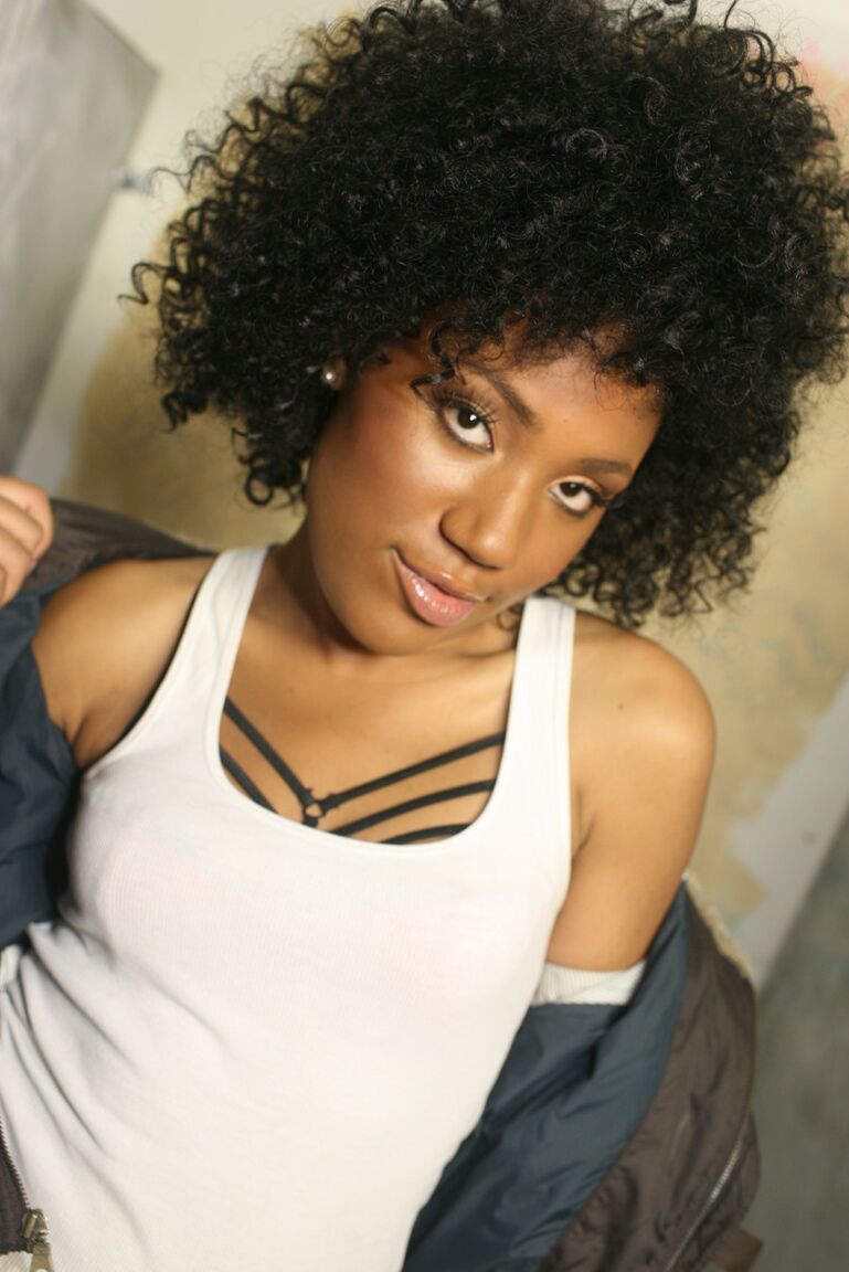20P La chica negra con pelo largo Daquiri Divine chupa una galleta a través de un agujero glorioso