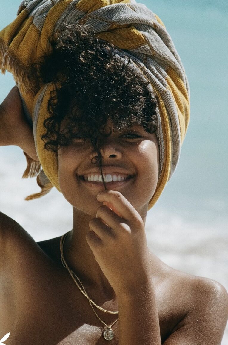 La modelo de 12P Ebony Nereyda Bird hace poses calientes en la playa para Playboy