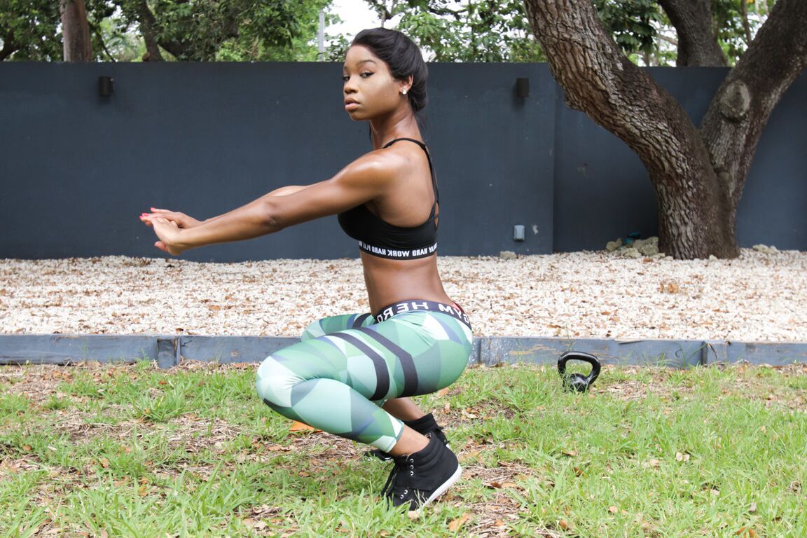 17P Mya Mays, la bombasse ébène, transpire en s'entraînant en plein air.