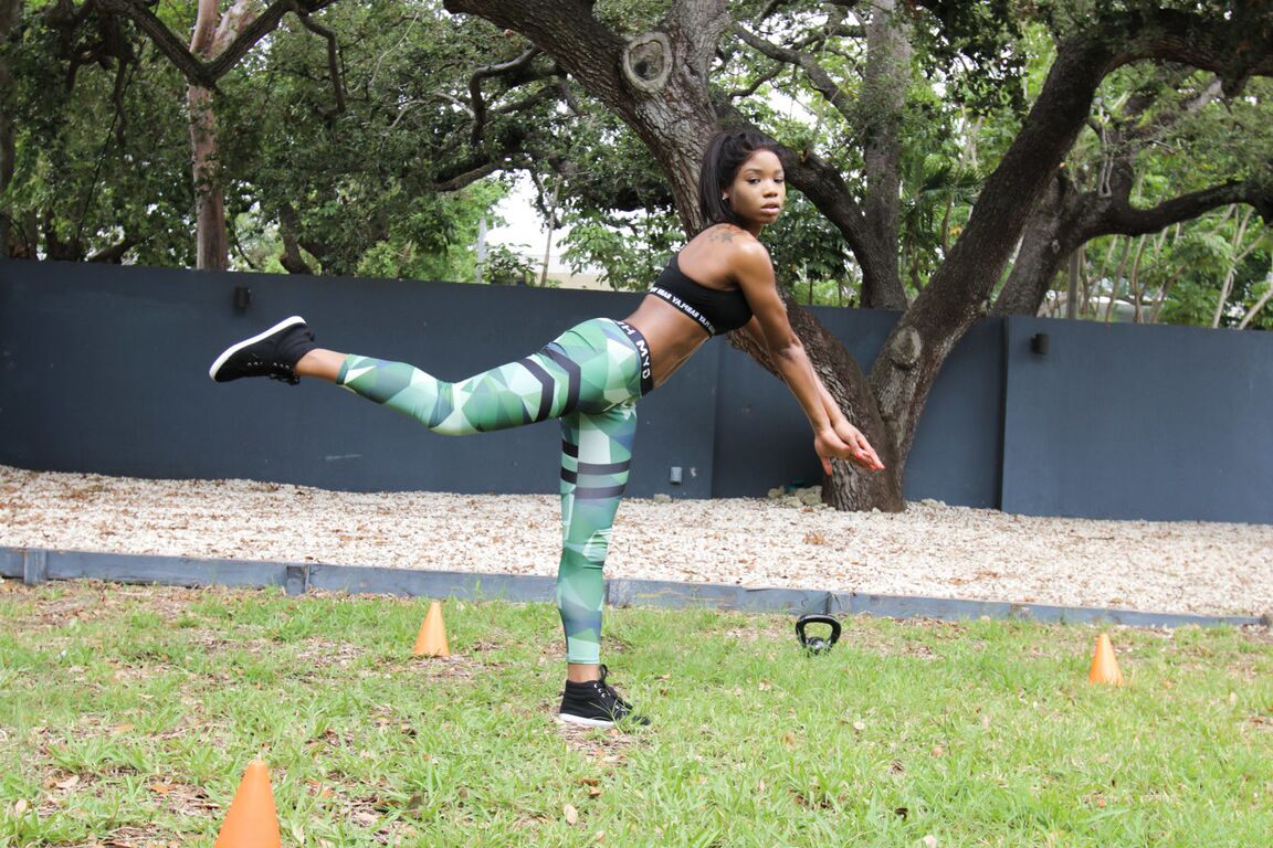 17P Mya Mays, la bombasse ébène, transpire en s'entraînant en plein air.