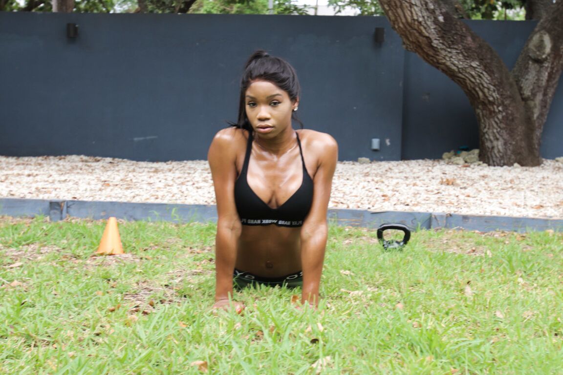 17P Mya Mays, la bombasse ébène, transpire en s'entraînant en plein air.