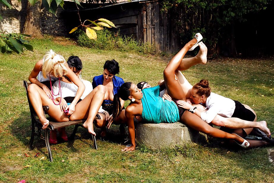 16P Chicas lascivas con piernas sexys meadas en grupo al aire libre
